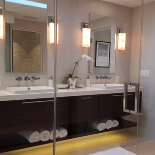 Mittelgroßes Tropisches Duschbad mit flächenbündigen Schrankfronten, Wandtoilette mit Spülkasten, beiger Wandfarbe, Kalkstein, Einbauwaschbecken, Quarzit-Waschtisch und dunklen Holzschränken in Sonstige