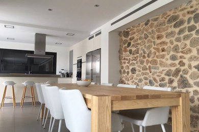 Diseño de comedor de cocina mediterráneo de tamaño medio con suelo gris