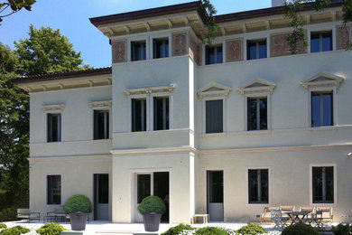 Immagine della facciata di una casa classica