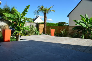 This is an example of a contemporary deck in Rennes.