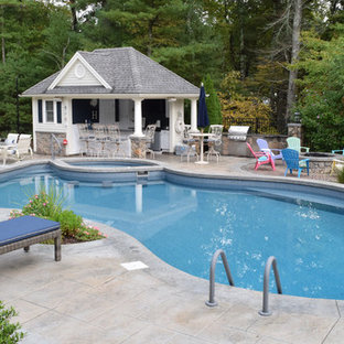 Mittelgroßes Klassisches Sportbecken hinter dem Haus in Nierenform mit Poolhaus und Stempelbeton in Providence