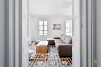 Modelo de salón abierto de tamaño medio con paredes blancas y suelo de baldosas de cerámica