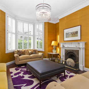 Exempel på ett modernt vardagsrum, med orange väggar och en standard öppen spis