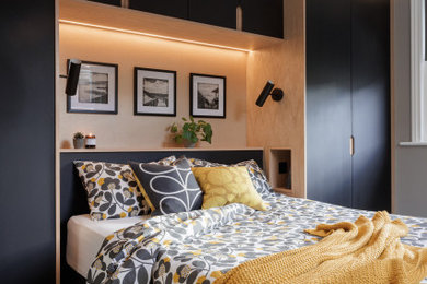 Foto de dormitorio actual con paredes grises, moqueta y suelo gris