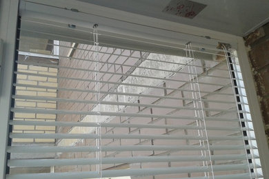 Горизонтальные алюминиевые жалюзи на балкон