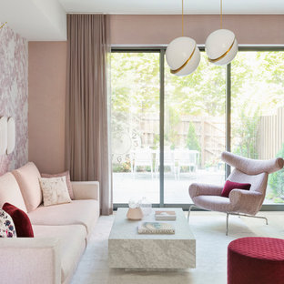 Idéer för ett stort modernt allrum med öppen planlösning, med rosa väggar, en väggmonterad TV, ljust trägolv och beiget golv