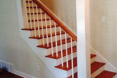 Staircase - mid-sized traditional staircase idea in Nashville