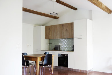 Ejemplo de cocina blanca y madera industrial con encimera de madera, salpicadero gris, salpicadero de azulejos tipo metro y suelo de baldosas de terracota