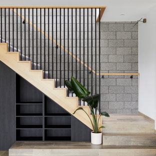 Mittelgroße Moderne Treppe in L-Form mit Teppich-Treppenstufen, Teppich-Setzstufen, Holzgeländer und Ziegelwänden in Melbourne