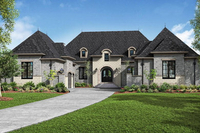 Example of a classic exterior home design in Cincinnati