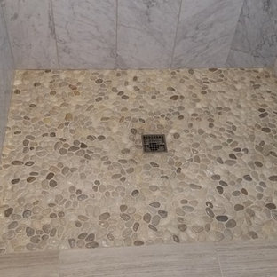 Foto di una piccola stanza da bagno padronale minimalista con doccia a filo pavimento, piastrelle bianche, piastrelle di ciottoli e pavimento con piastrelle in ceramica