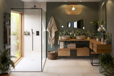 Cette image montre une grande salle de bain ethnique pour enfant avec des portes de placard marrons, un carrelage marron, un mur marron, une vasque et un sol beige.