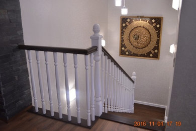На фото: п-образная бетонная лестница среднего размера в классическом стиле с деревянными ступенями и деревянными перилами