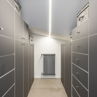 Ispirazione per una piccola cabina armadio unisex moderna con ante lisce, ante grigie, pavimento in gres porcellanato, pavimento grigio e soffitto ribassato