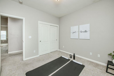 Example of a home gym design in Other