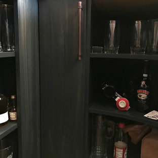 フィラデルフィアの小さいインダストリアルスタイルのおしゃれな着席型バー (オープンシェルフ、黒いキャビネット、銅製カウンター、木材のキッチンパネル、無垢フローリング、オレンジのキッチンカウンター) の写真