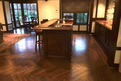 Einzeilige, Große Klassische Hausbar mit Bartresen, Schrankfronten mit vertiefter Füllung, dunklen Holzschränken und braunem Holzboden in Dallas