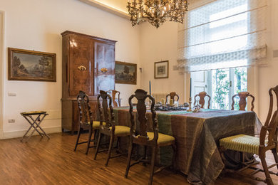 This is an example of a traditional dining room in Naples.