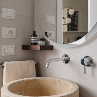 Foto di una stanza da bagno contemporanea con WC a due pezzi, piastrelle beige, piastrelle in gres porcellanato, pareti bianche, pavimento in gres porcellanato, top in legno e pavimento beige