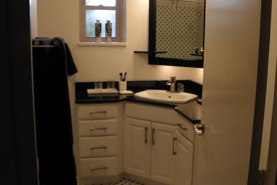 Example of a bathroom design in Huntington