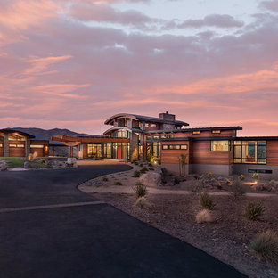 他の地域のコンテンポラリースタイルのおしゃれな家の外観 (混合材サイディング、マルチカラーの外壁、寄棟屋根、戸建、混合材屋根) の写真