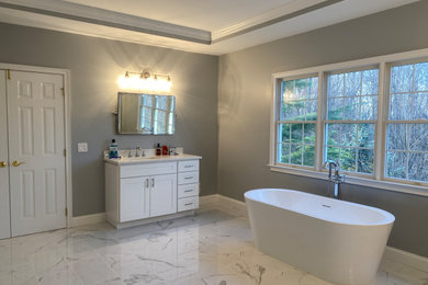 Bathroom - modern bathroom idea in New York