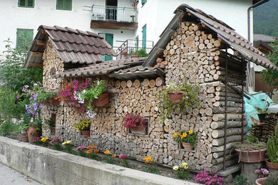Photo of a traditional landscaping in Los Angeles.