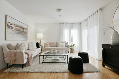 Imagen de salón abierto, blanco y beige y rosa contemporáneo de tamaño medio con paredes blancas, suelo de madera clara y suelo marrón