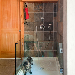 Ejemplo de lavadero multiusos, rural, pequeño, con suelo de cemento y paredes grises