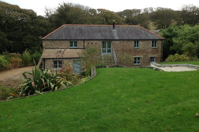 Farmhouse home design photo in Cornwall