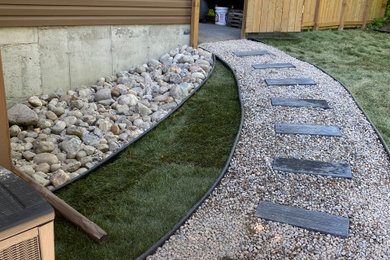 Design ideas for a modern landscaping in Ottawa.