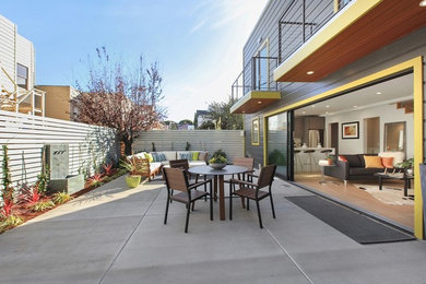 Example of a small minimalist courtyard patio fountain design in San Francisco