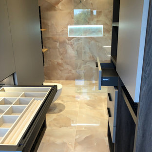 Aménagement d'un petit dressing contemporain avec un sol en carrelage de porcelaine et un sol rose.
