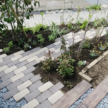 レンガと枕木小路の庭