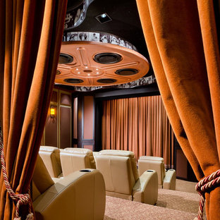 Geräumiges, Abgetrenntes Mediterranes Heimkino mit brauner Wandfarbe, Teppichboden und Leinwand in Miami