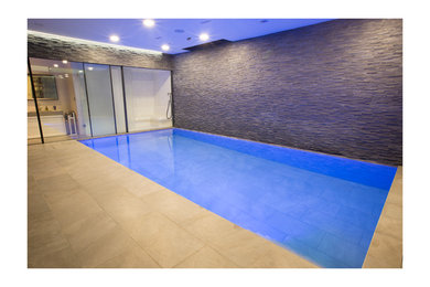 Imagen de piscina contemporánea de tamaño medio rectangular