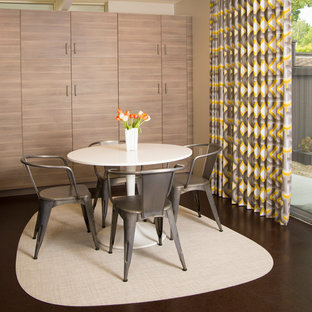 Bild på en liten 50 tals matplats, med beige väggar och korkgolv