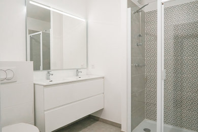 Foto de cuarto de baño doble, flotante y beige y blanco contemporáneo pequeño con puertas de armario blancas, sanitario de pared, paredes blancas, aseo y ducha, lavabo bajoencimera, ducha con puerta con bisagras y encimeras blancas