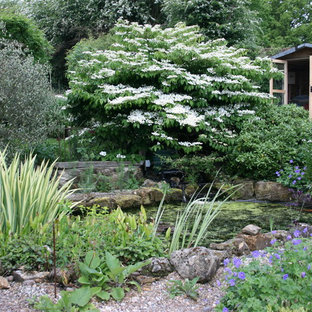 Idée de décoration pour un jardin bohème avec un point d'eau, une exposition ensoleillée et du gravier.