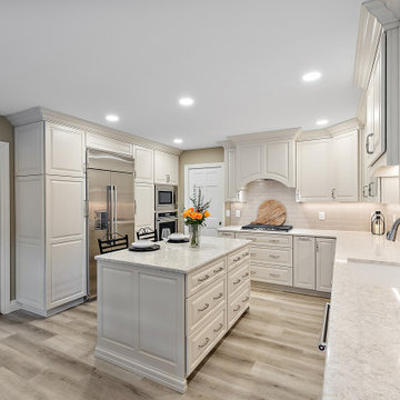 Starmark Maple Ridgeville Kitchen & Banquette/Desk in Macadamia
