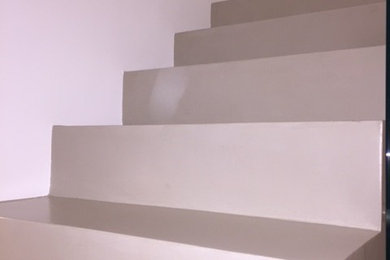 バーリにあるモダンスタイルのおしゃれな階段の写真