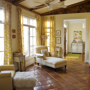 Idéer för att renovera en eklektisk entré, med klinkergolv i terrakotta