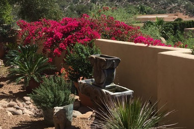 Design ideas for a mid-sized traditional backyard gravel water fountain landscape in Phoenix.