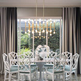 メルボルンの広いコンテンポラリースタイルのLDKの画像 (ベージュの壁、濃色無垢フローリング、暖炉なし、茶色い床)