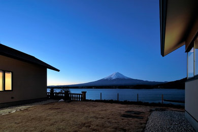 Inspiration for a modern home design in Tokyo Suburbs.