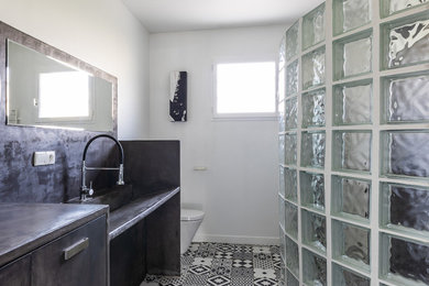 ボルドーにあるモダンスタイルのおしゃれなバスルーム (浴槽なし) (グレーのキャビネット、バリアフリー、セメントタイルの床、コンクリートの洗面台、グレーの洗面カウンター、トイレ室、洗面台1つ) の写真