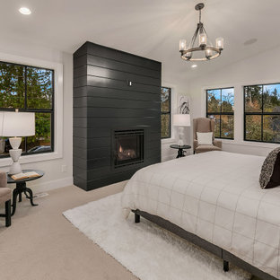 Großes Landhaus Hauptschlafzimmer mit weißer Wandfarbe, Teppichboden, Kamin, Kaminumrandung aus Holz und grauem Boden in Seattle