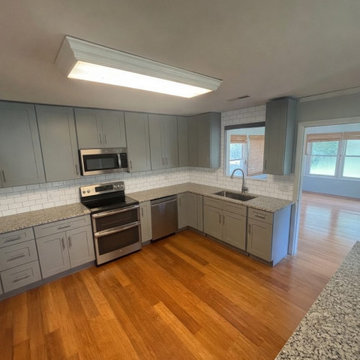 Kitchen in granite, West Columbia