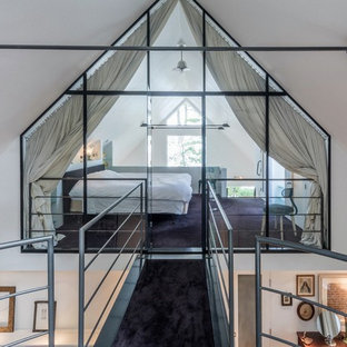 Modernes Schlafzimmer im Loft-Style mit weißer Wandfarbe, Teppichboden und lila Boden in Boston