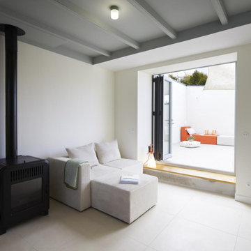Salon, cuisine avec vue sur cour